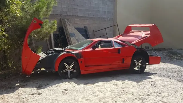 Nissan Sentra dimodifikasi jadi Ferrari F40.