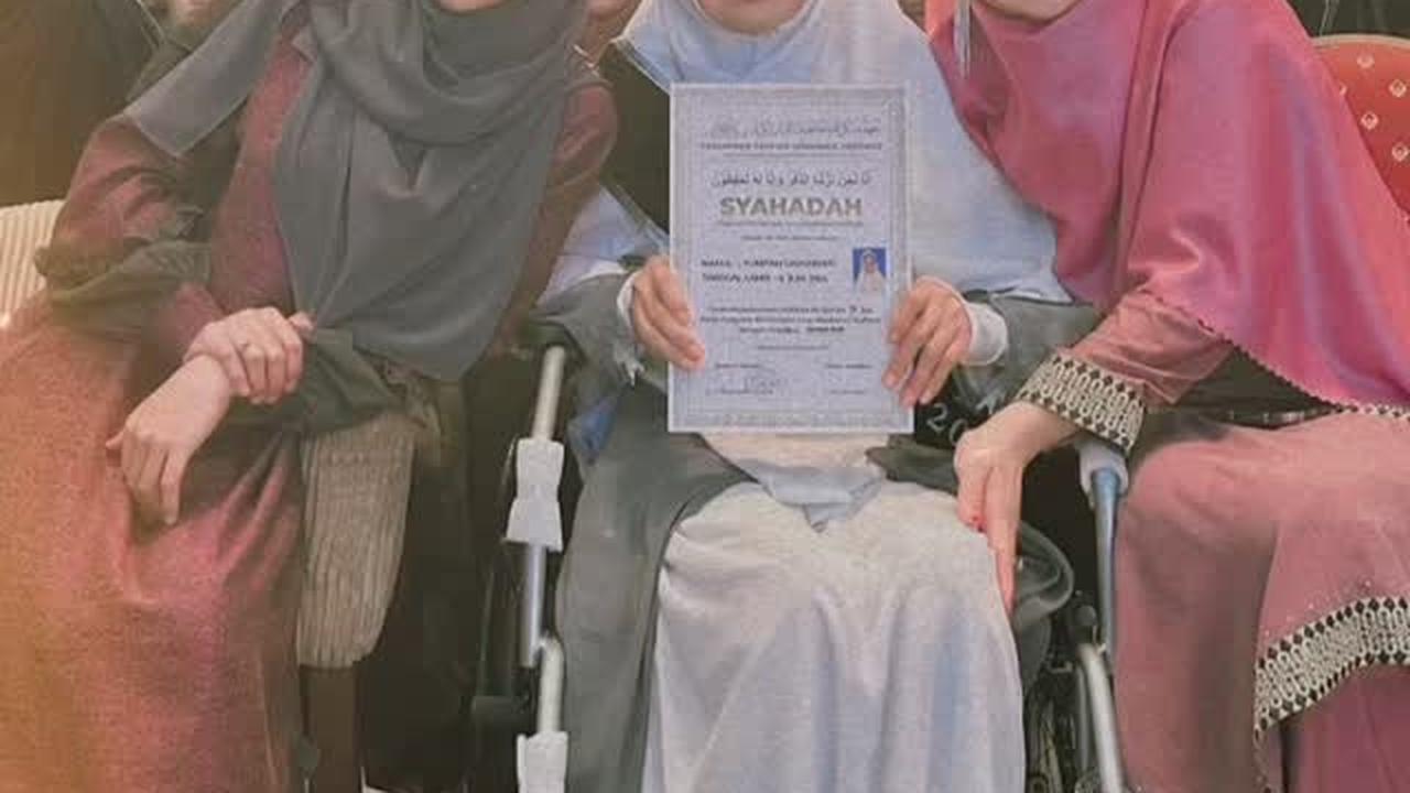Ketika menjalani wisuda penghafal Al-Quran, Yuni ditemani anak dan cucunya. Ricis dann Shindy dengan siaga duduk di sebelah sang ibu dan berjaga jika dibutuhkan..