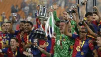 Pemain Barcelona merayakan keberhasilan menjuarai Copa del Rey 2024/2025. Barcelona menang 3-2 atas Real Madrid di final Copa del Rey, Minggu (27/4/2025) dini hari WIB. (AP Photo/Joan Monfort)