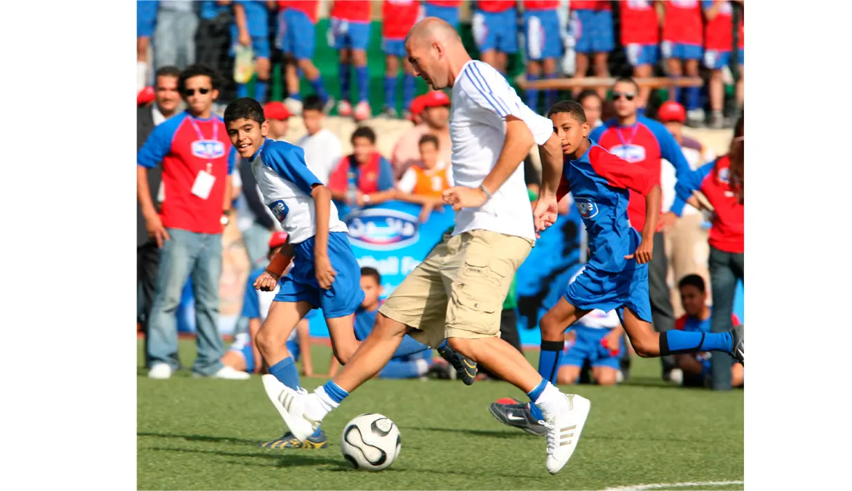  Zinedine Zidane bermain bola bersama anak-anak di Kairo, Mesir, (02/11/2007). Zidane hadir di Mesir untuk membantu kampanye sepak bola untuk anak cacat dan tunawisma.  (EPA/Khaled Elfiqi)