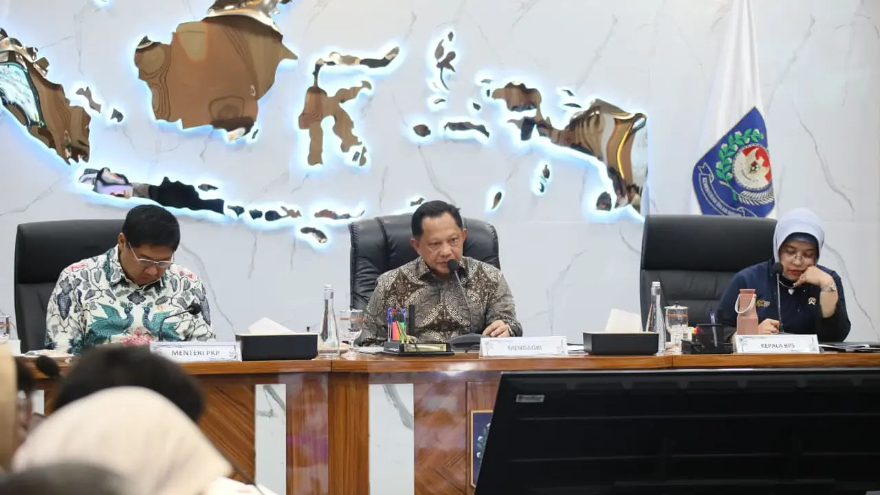 Menteri Dalam Negeri (Mendagri) Muhammad Tito Karnavian saat memimpin Rapat Pembahasan Efisiensi dan Progres Tahapan Program BSPS
