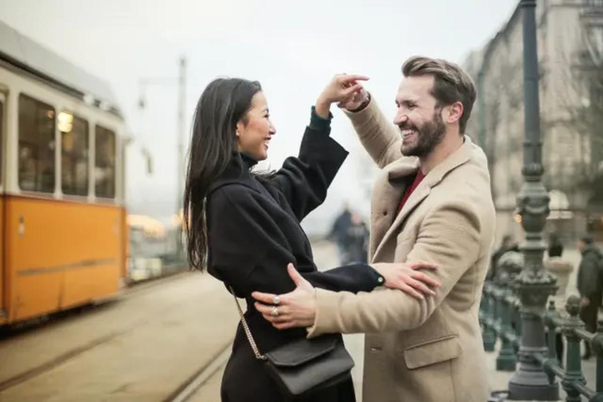 Cara Memancarkan Aura Positif, Pelajari Kunci yang Membuat Perempuan Lebih Menarik