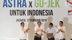 Menkominfo Rudiantara (kiri) dengan CEO dan pendiri Go-Jek Nadiem Makarim (dua kanan) dan Presiden Direktur PT Astra International Prijono Sugiarto (dua kiri) saat penandatanganan kerja sama antara Astra dan Go-Jek di Jakarta, Senin (12/2). (Liputan6.com)