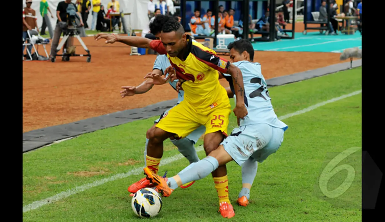 Penyerang Sriwijaya FC, Titus Bonai berusaha melewati dua pemain Persela saat laga SCM Cup 2015 di Stadion Jakabaring, Palembang, Minggu (25/1/2015) Sriwijaya menang 2-1 atas Persela. (Liputan6.com/Johan Tallo)