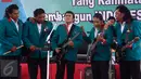 Ketum Partai Idaman Rhoma Irama bersama personil Soneta menyanyikan sejumlah lagu ciptaannya saat deklarasi nasional partai di Tugu Proklamasi Jakarta, Rabu (14/10). Deklarasi tersebut dihadiri sejumlah tokoh partai politik. (Liputan6.com/Yoppy Renato)