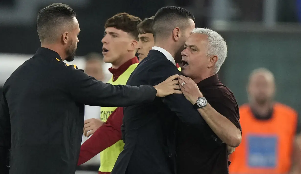 Pelatih yang sarat dengan kontroversi, Jose Mourinho kembali berulah. Juru taktik asal Portugal berusia 59 tahun yang sejak awal musim 2021/2022 membesut AS Roma di Liga Italia ini baru saja mendapatkan kartu merah di pekan ke-7 Serie A 2022/2023 saat AS Roma menjamu Atalanta, Minggu (18/9/2022). (AP/Andrew Medichini)