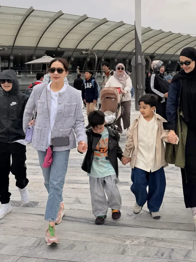 OOTD Zaskia Sungkar Liburan ke China Bareng anak dan Nagita Slavina. [@zaskiasungkar15]