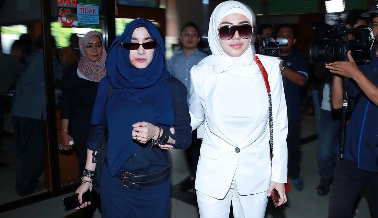 Dengan mengenakan pakaian modis, Bella Shofie hadir dalam sidang cerai beragendakan mediasi di Pengadilan Agama Jakarta Selatan, Rabu (20/4/2016). (Deki Prayoga/Bintang.com)