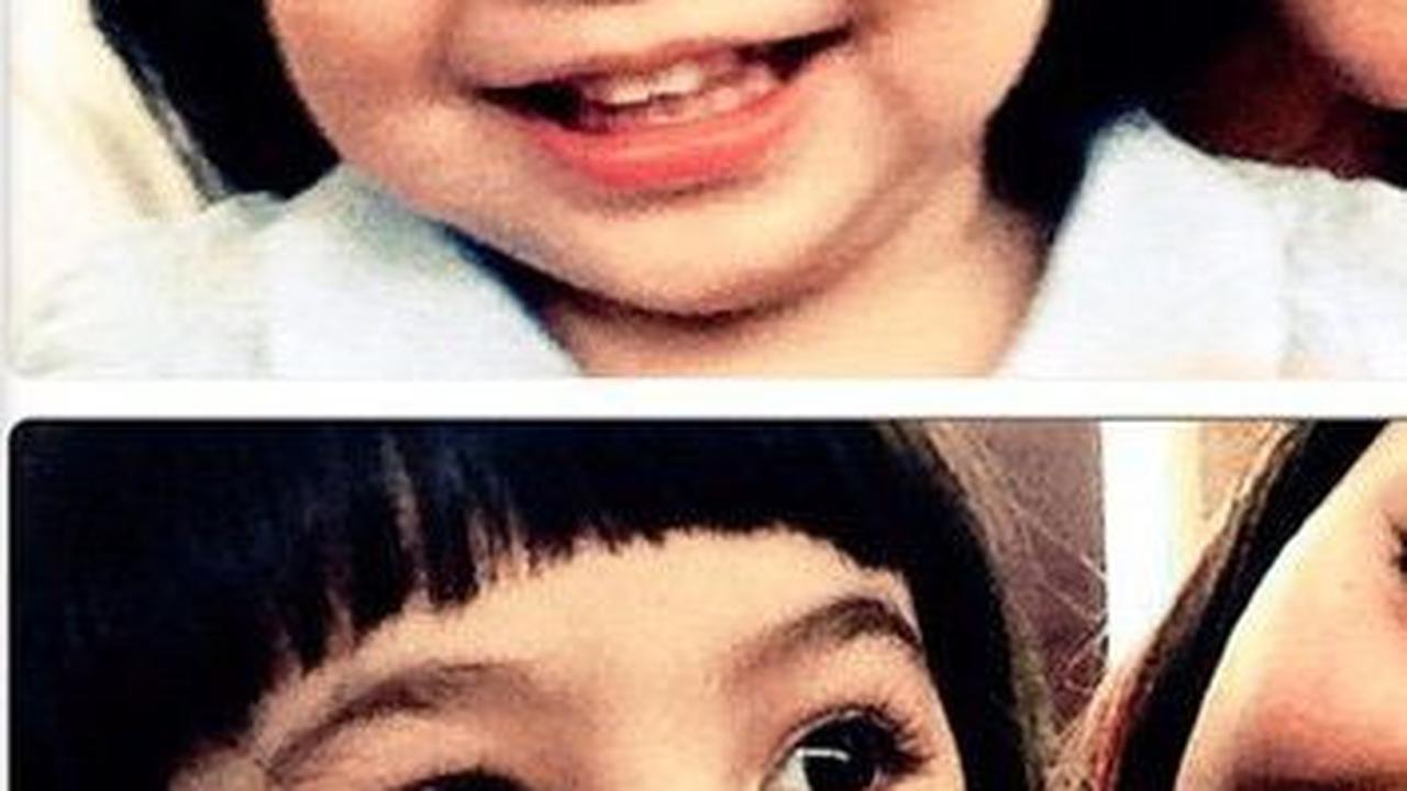 Ini potret Sienna yang semakin besar. Ia memiliki gaya rambut pendek dengan poni depan.