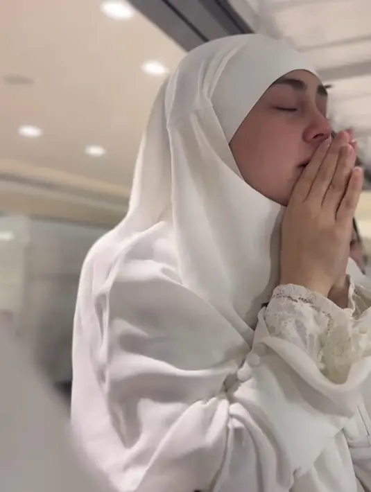 Perluasan area tawaf yang diberi nama The Saudi Riwaq memang ditujukan untuk kenyamanan jemaah.  Tampak suasana dari dalam buggy car atau mobil golf yang ditumpangi Celine untuk melaksanakan thawaf. Seorang pengemudi tampak mengarahkan kendaraan di jalur khusus di dalam Masjidil Haram. (Liputan6.com/IG/@celine_evangelista)