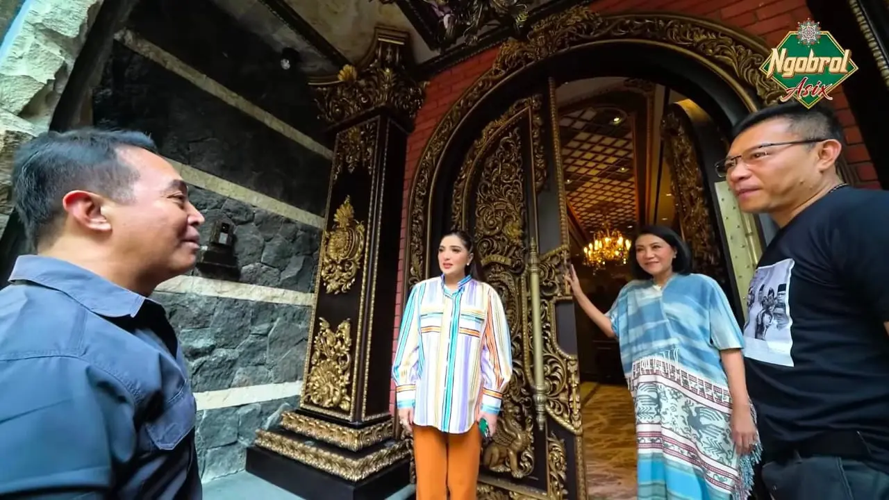 Jenderal Andika Perkasa menunjukkan ukiran Jepara kepada Anang Hermansyah dan Ashanty.