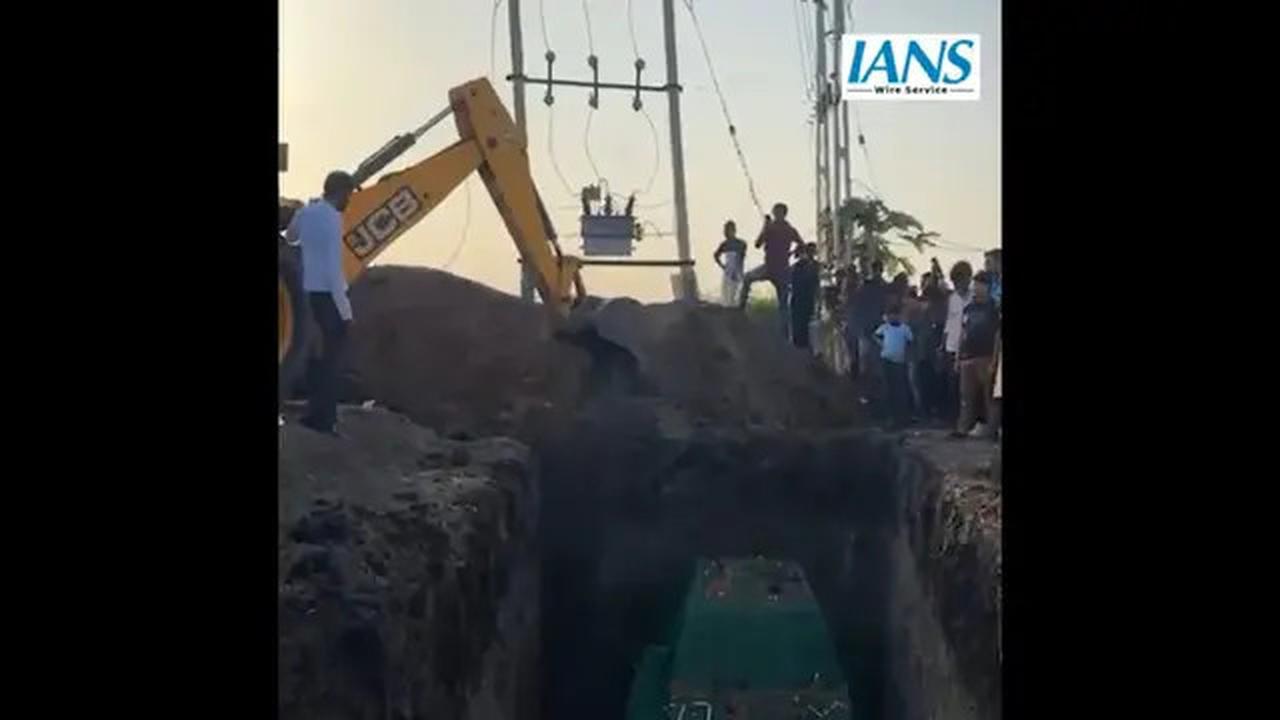 Keluarga India Adakan Pemakaman Mobil Rp 71 Juta, Buat Liang Lahat Raksasa