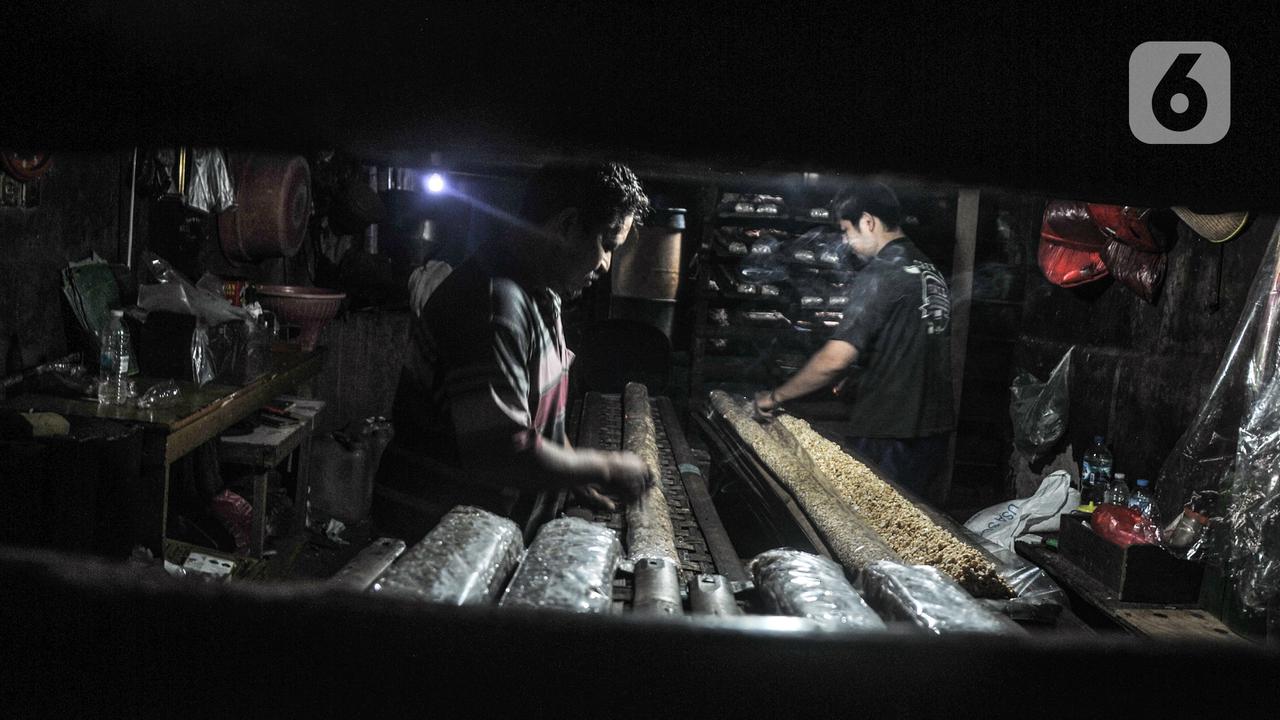 FOTO: Perajin Tempe di Tengah Lonjakan Harga Kedelai