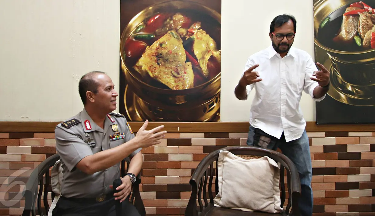 Kadiv Humas Polri Irjen Pol Boy Rafli Amar dan Koordinator Kontras Haris Azhar bersiap memberi keterangan, Jakarta, Rabu (10/8). Boy mengatakan Bareskrim menunda penyelidikan laporan TNI, BNN dan Polri terhadap Haris Azhar (Liputan6.com/Immanuel Antonius)