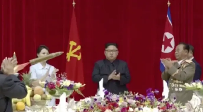 Ri Sol-ju (kiri) bersama Kim Jong-un (tengah) (KCNA)