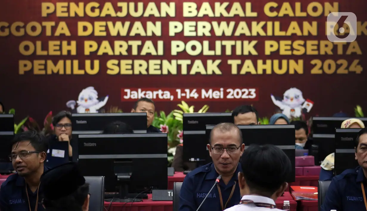 Ketua Komisi Pemilihan Umum (KPU) Republik Indonesia, Hasyim Asy'ari saat menerima pendaftaran Bakal Calon Legislatif (Bacaleg) dari Partai Bulan Bintang (PBB) di Gedung KPU RI, Jakarta, Sabtu (13/5/2023). (Liputan6.com/Helmi Fithriansyah)