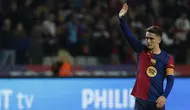 Pemain Barcelona, Gavi melambaikan tangan kepada para suporter setelah laga lanjutan Liga Spanyol 2024/2025 melawan Sevilla yang berlangsung di Estadi Olimpic Lluis Companys, Barcelona, Spanyol, Senin (21/10/2024) dini hari WIB.(AP Photo/Joan Monfort)