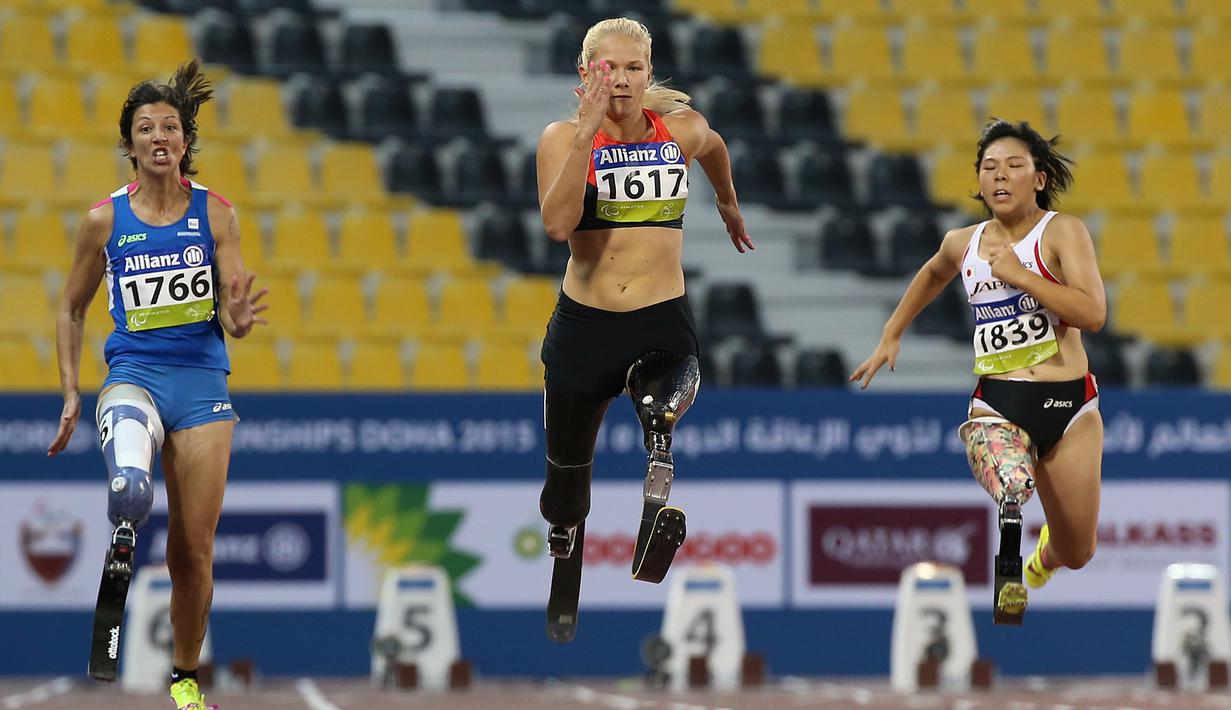  Para pelari putri sedang berlomba di nomor 100m T42 Kejuaraan Dunia Atletik Paralimpik 2015 di Stadion Suhaim Bin Hamad, Doha, Qatar, (29/10/2015). (AFP Photo/Al-Watan Doha/Karim Jaafar)