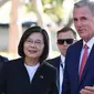 Presiden Taiwan Tsai Ing-wen dan Ketua DPR Amerika Serikat Kevin McCarthy saat bertemu di California pada (5/4/2023). (Dok. AFP)