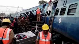 Kondisi gerbong kereta yang tergelincir di Andhra Pradesh, India, Minggu (22/1). Kabar sementara, sedikitnya 23 orang tewas dalam peristiwa tersebut. (AP Photo)