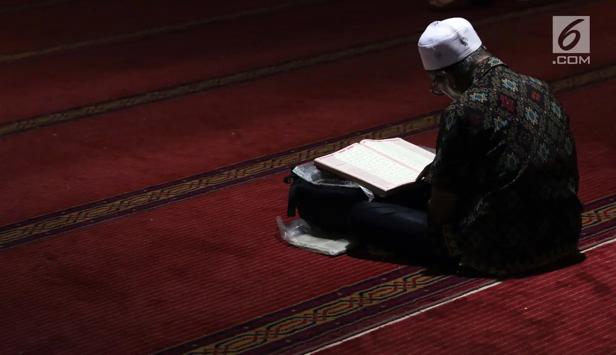 Umat muslim membaca Alquran saat malam takbiran di Masjid Istiqlal, Jakarta, Selasa (4/6/2019). Ratusan umat muslim berdatangan ke Masjid Istiqlal untuk merayakan malam takbir jelang melaksanakan salat Idul Fitri 1440 Hijriah. (Liputan6.com/Helmi Fithriansyah)