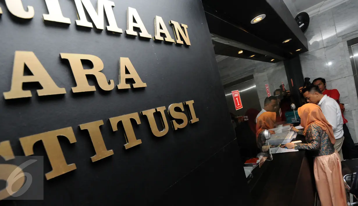 Tim kuasa hukum Teman Ahok saat mendaftarkan berkas perkara pengajuan judicial review di gedung Mahkamah Konstitusi, Jakarta, Jumat (17/6). Judicial Review terkait UU Pilkada yang direvisi DPR. (liputan6.com/Helmi Fithriansyah)