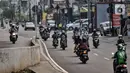 Pengendara sepeda motor memutar arah saat penyekatan PPKM Darurat di kawasan Lampiri, Kalimalang, Jakarta, Senin (5/7/2021). Penyekatan ini dilakukan untuk membatasi pergerakan di perbatasan Jakarta guna memutus penyebaran COVID-19. (merdeka.com/Iqbal S. Nugroho)