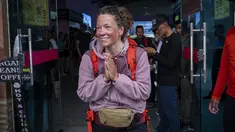 Pendaki Norwegia Kristin Harila, 37, tiba setelah mencapai puncak Annapurna di Kathmandu, Nepal, Selasa (6/6/2023). Pendaki Norwegia yang bertujuan untuk menjadi pendaki tercepat yang mendaki semua 14 gunung tertinggi di dunia mengumumkan dia mempersingkat tujuannya dan melakukannya setengah waktu dari target awal. (AP Photo/Niranjan Shrestha)