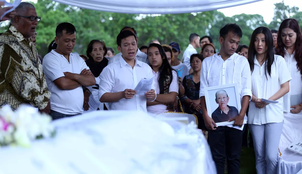 Disebelah Adik Ruben Onsu masih terlihat lebih tegar. Ruben bersama istrinya, Sarwendah terlihat khusyuk ketika melantunkan tembang rohani sebelum jenazah dikebumikan. (Nurwahyunan/Bintang.com)