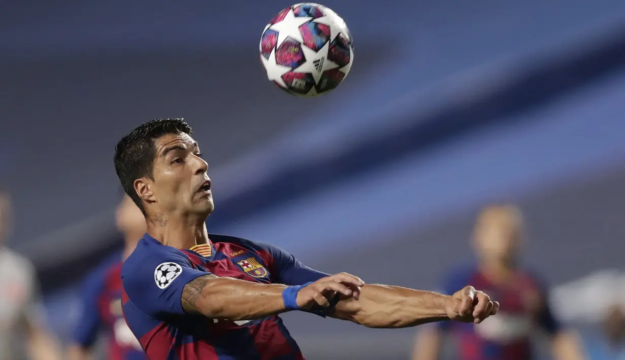 Luis Suarez. Striker Uruguay ini didatangkan Barcelona dari Liverpool pada awal musim 2014/2015 dan bertahan selama 6 musim hingga akhir musim 2019/2020. Total 13 trofi berhasil diraihnya, antara lain 4 trofi LaLiga, 4 Copa del Rey dan 1 kali juara Liga Champions. (AFP/Pool/Manu Fernandez)