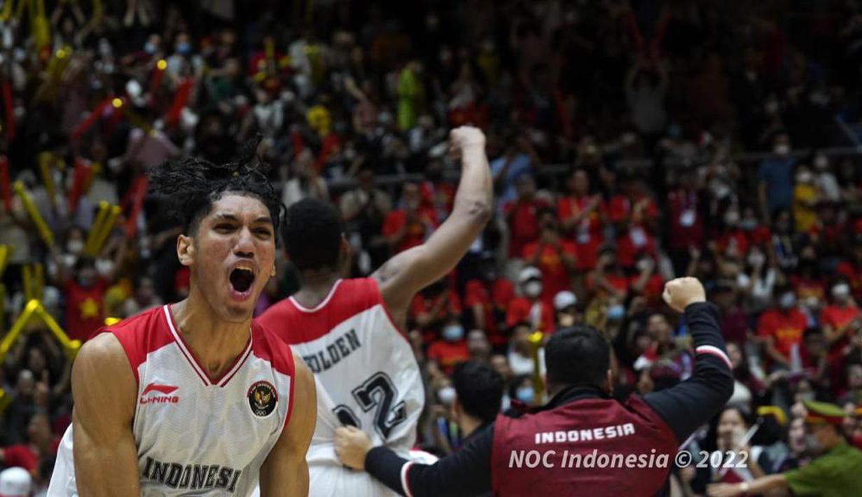 Pemain Timnas Basket Putra Indonesia merayakan kemenangan usai berhasil menumbangkan Filipina dan berhasil mencetak sejarah dengan merebut emas SEA Games pertama sejak 1977 di SEA Games 2021 Vietnam yang berlangsung di Thanh Tri Sport Information and Culutural Center Gymnasium, Minggu (22/5/2022). Skuat asuhan Milos Pejic berhasil menang dengan skor 85-81. (NOC Indonesia/MP Media/Iqbal Fauzi)