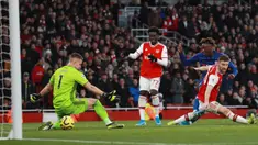 Penyerang Chelsea, Tammy Abraham mencetak gol kedua timnya ke gawang Arsenal pada lanjutan Liga Inggris di Emirates Stadium, Minggu (29/12/2019). The Blues –julukan Chelsea, mampu menutup laga dengan skor akhir 2-1 di kandang Arsenal. (AP Photo/Ian Walton)