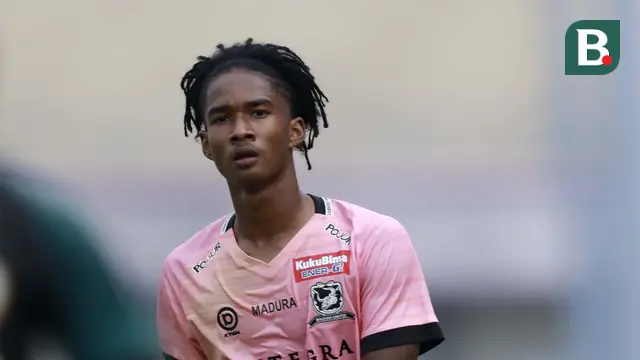 Foto: Sayap Kanan Madura United, Ronaldo Kwateh Pecahkan Rekor Pemain Termuda di BRI Liga 1 2021 / 2022