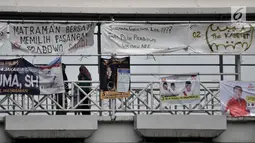 Spanduk dukungan Prabowo-Sandiaga yang terbuat dari karung bekas terlihat di JPO kawasan Jakarta, Selasa (9/4). Berbeda dengan spanduk pada umumnya, Spanduk Rakyat merupakan karung bekas yang dibuat oleh pendukung Prabowo-Sandiaga yang ditulis dengan cat atau spidol. (merdeka.com/Iqbal S. Nugroho)