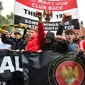 Para pengunjuk rasa berbaris menuju stadion Old Trafford untuk berdemonstrasi menentang pemilik Manchester United menjelang pertandingan Liga Inggris melawan Liverpool di Old Trafford, pada Senin, 22 Agustus 2022. Protes besar-besaran oleh penggemar MU sebelum kick-off ditujukan kepada pemilik klub, keluarga Glazer. (Foto oleh ANTHONY DEVLIN / AFP)