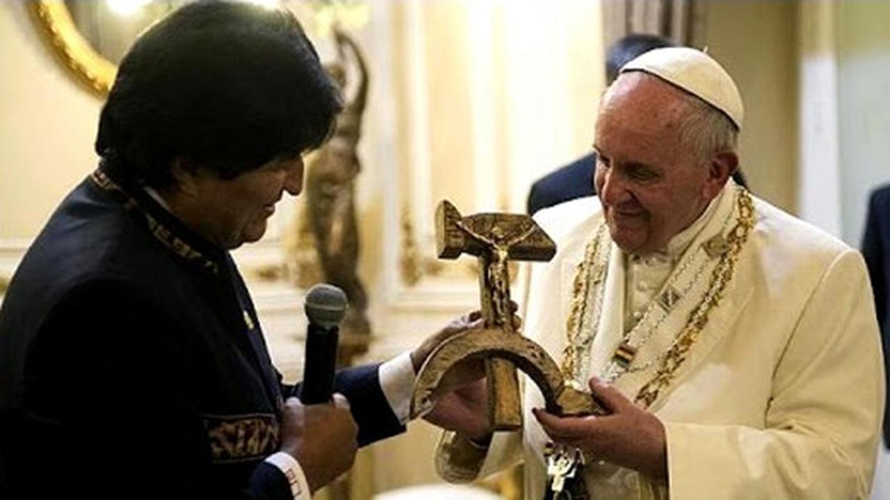 Presiden Evo Morales hadiahi Paus Fransiskus salib palu arit