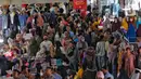 Tampak sejumlah pengunjung tengah memilih berbagai jenis pakai dewasa hingga anak-anak serta sejumlah kebutuhan lain untuk merayakan lebaran tahun ini. (Liputan6.com/Angga Yuniar)