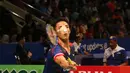 Jonatan Christie mengembalikan kok saat melawan Lin Dan pada BCA Indonesia Open 2016 di Istora Gelora Bung Karno, Senayan, Jakarta, Rabu (1/6/2016). (Bola.com/Nicklas Hanoatubun)