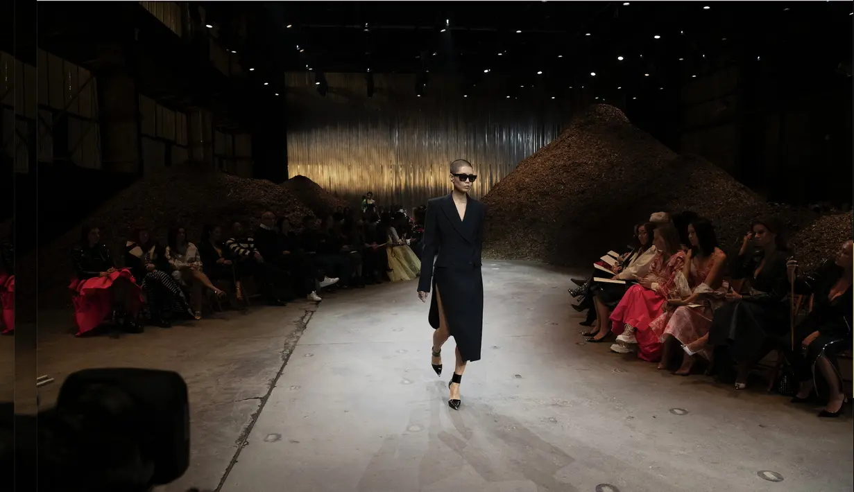 Nuansa acid green, kuning elektrik, biru, dan merah menjadi warna yang diangkat, memberikan kesan meriah yang menakjubkan.