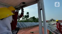 Siswa kompetensi keahlian Teknik Energi Surya Hidro dan Angin (TESHA) melakukan praktek perawatan solar panel di SMK Negeri 1 Kemang Bogor, Jawa Barat, Kamis (19/5/2022). Solar panel teserbut selain sebagai media pembelajaran siswa juga menghasilkan energi listrik yang digunakan untuk kebutuhan pasokan listrik di lab sekolah tersebut. (merdeka.com/Arie Basuki)