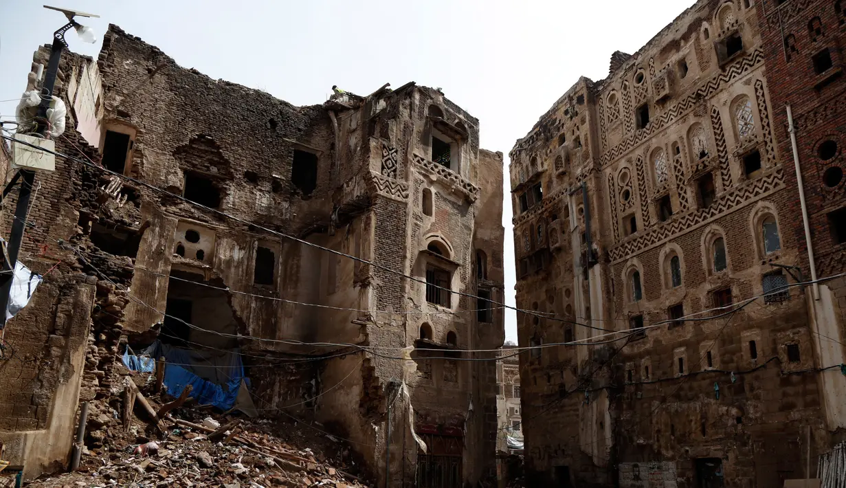 Foto pada 9 Agustus 2020 menunjukkan bangunan bersejarah yang sebagian runtuh akibat hujan tanpa henti di Kota Tua Sanaa, Yaman. Hujan dan banjir bandang di Yaman menghancurkan empat bangunan serta merusak 30 lainnya di situs Warisan Dunia UNESCO Kota Tua Sanaa. (Xinhua/Mohammed Mohammed)