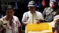 Petugas Kelautan, Perikanan dan Ketahanan Pangan Provinsi DKI Jakarta menyita potongan tahu yang belum sempat terjual.