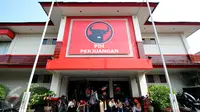 Sejumlah awak media menunggu depan kantor DPP PDIP, Jakarta, sebelum acara pembukaan sekolah calon kepala daerah PDIP, Minggu (28/6/2015). Sekolah politik diharapkan mampu menghasilkan calon kepala daerah yang berkualitas.(Liputan6.com/Yoppy Renato)