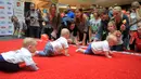 Sejumlah bayi merangkak saat mengikuti untuk memperingati Hari Anak Internasional di Vilnius, Lithuania, Kamis (1/6). Orang tua memberikan iming-iming benda kesukaan buah hatinya saat mengikuti lomba. (Petras Malukas/AFP)