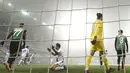 Penyerang Benevento, Gianluca Lapadula (tengah) bereaksi saat gagal mencetak gol ke gawang Sassuolo pada pertandingan lanjutan Liga Serie A Italia di Stadion Mapei Italia, Sabtu (12/12/2020). Dengan kemenangan ini, Sassuolo naik ke peringkat dua klasemen. (Massimo Paolone/LaPresse via AP)