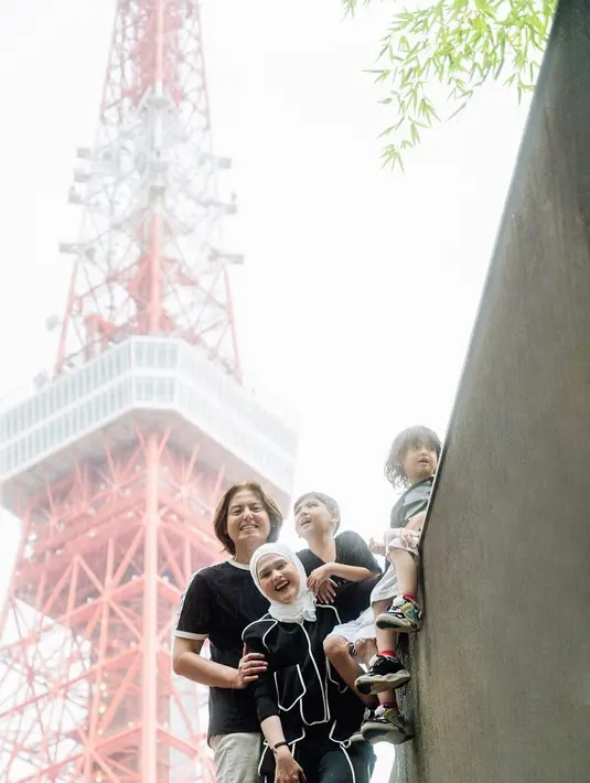 Dua anak mereka pun tak kalah stylish. Si sulung duduk di pundak sang ayah mengenakan kaus hitam, sementara si bungsu di pundak Cut Meyriska juga tampil dalam outfit senada. Gaya minimalis mereka membuktikan bahwa hitam tak pernah gagal jadi pilihan busana keluarga yang ingin tampil serasi namun tetap modern. [@cutratumeyriska].