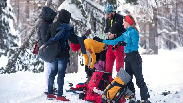 Perjuangan Para Imigran Menembus Dinginnya Salju Gunung Alpen