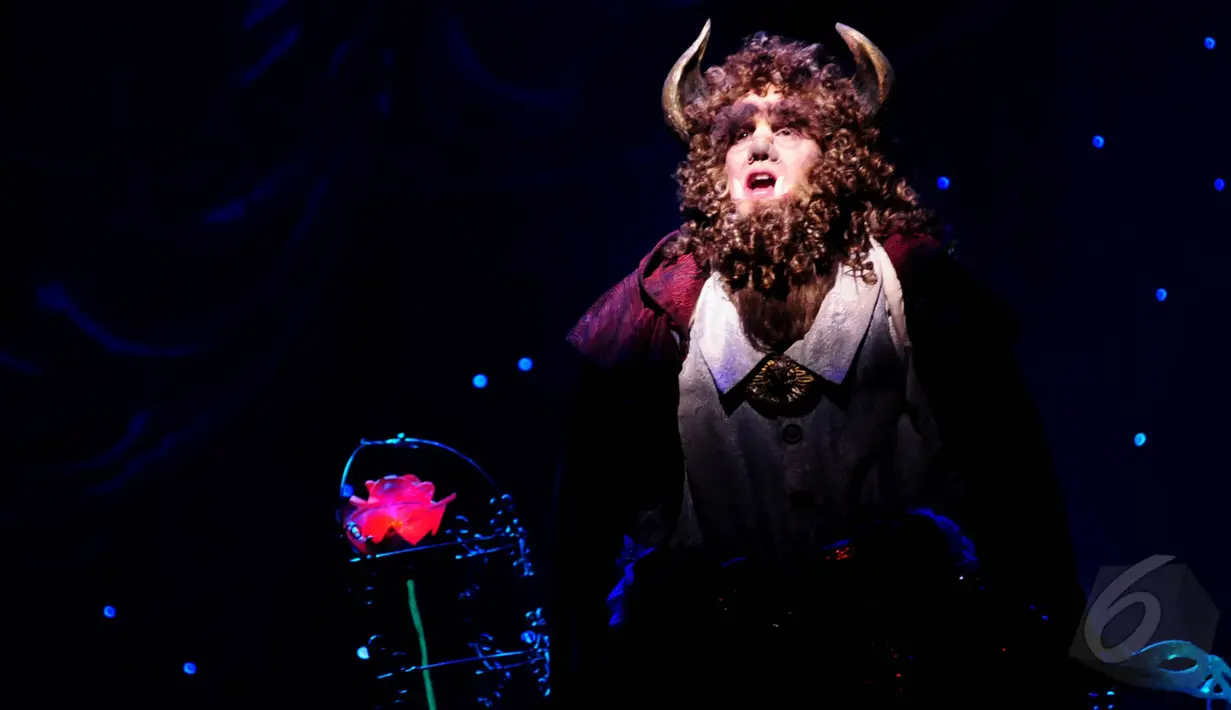 Seorang pangeran sedang meratapi nasibnya yang dikutuk menjadi buruk rupa dalam ‘Beauty and The Beast The Original Broadway Musical Spectaculer’, Ciputra Artpreneur, Jakarta (26/5/2015). (Liputan6.com/Faisal R Syam)