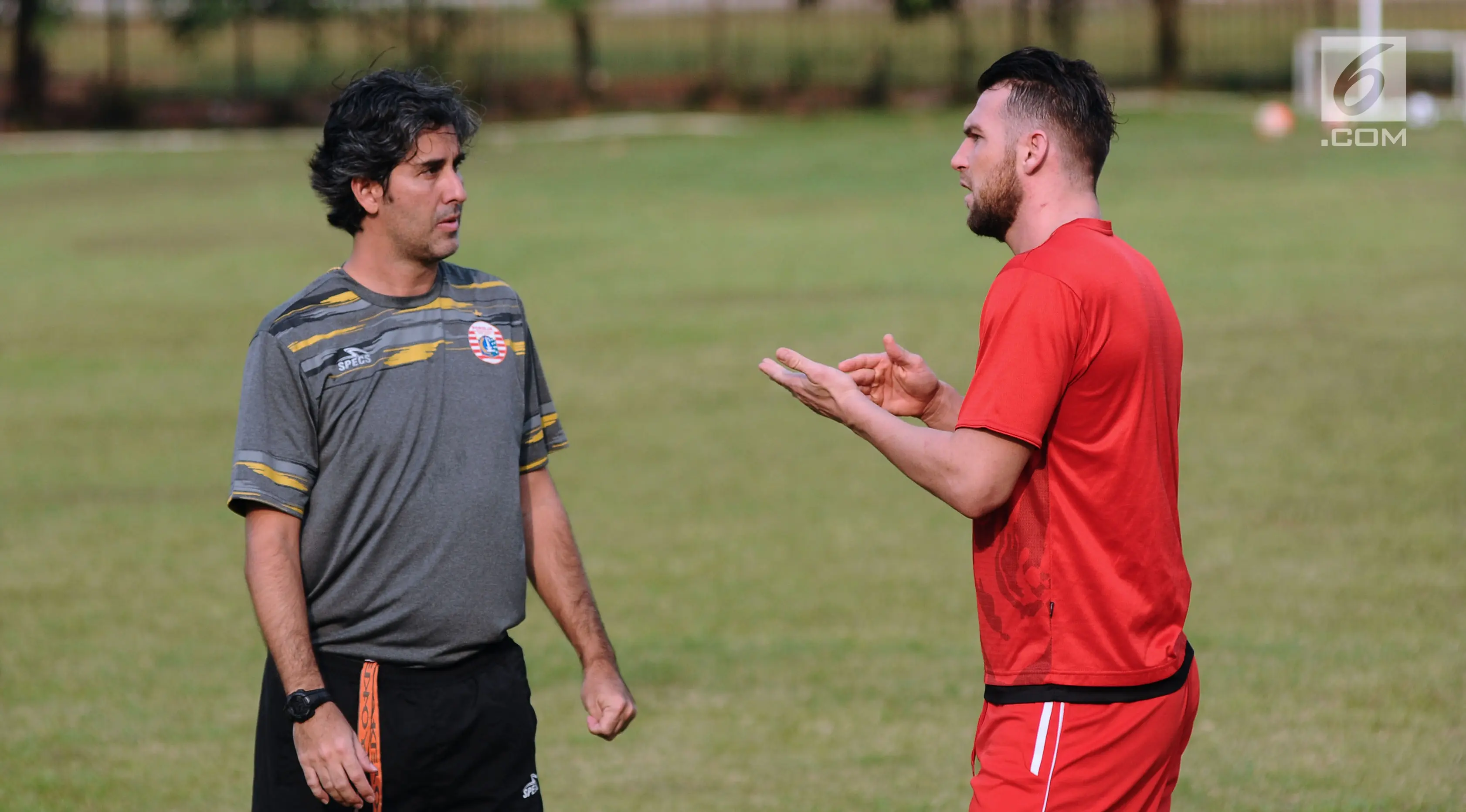 Pemain asing Persija asal Kroasia, Marko Simic (kanan) berbincang dengan pelatih Stefano Cugurra. (Liputan6.com/Helmi Fithriansyah)