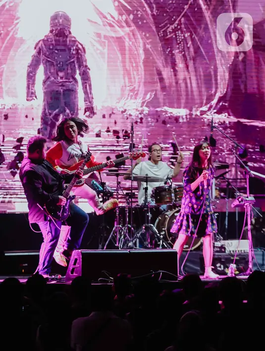 Aksi panggung band Barasuara pada Tamagochill festival yang bertajuk it’s time to go chill di Tennis Indoor Senayan, Jakarta, Jumat (22/11/2019). Dalam penampilannya mereka membawakan sejumlah lagu tenarnya seperti Sendu Melagu, Mengunci Ingatan, dan Bahas Bahasa. (Liputan6.com/Faizal Fanani)
